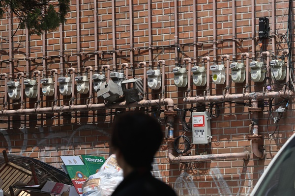 전기요금 인상안 발표를 앞둔 14일 서울 마포구의 한 건물의 가스 계량기. 정부·여당은 오는 15일 당정협의회를 열어 2분기 전기요금과 가스요금 인상 폭을 최종적으로 결정할 방침이다.