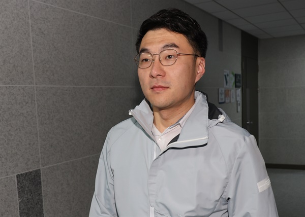 김남국 의원이 14일 오전 국회 의원실로 출근하고 있다. 김 의원은 출근 후 페이스북을 통해 더불어민주당 탈당을 선언했다.