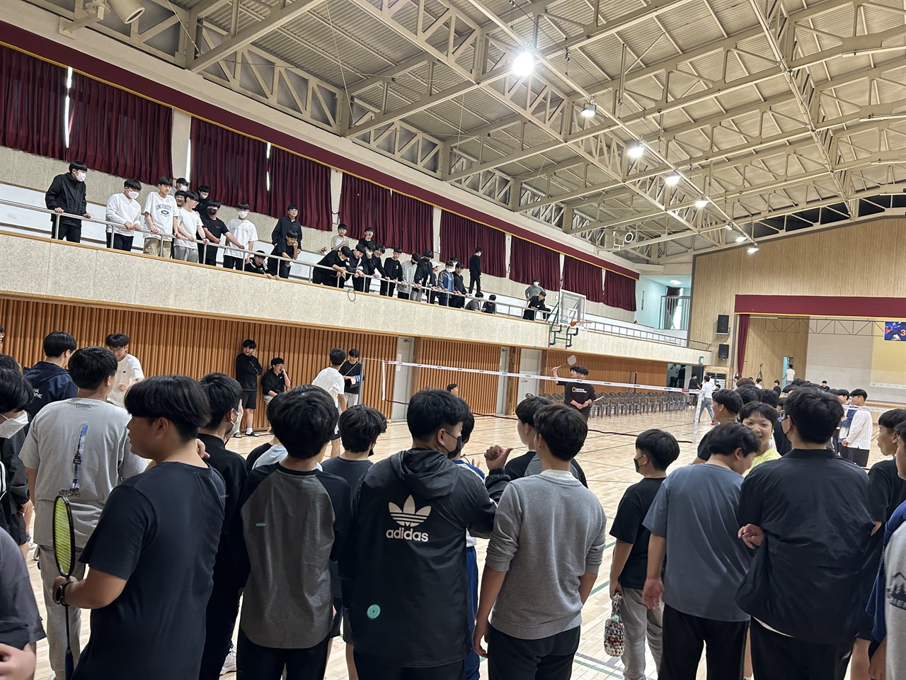 홍성중 학생회와 선생님은 사제동행 배드민턴 경기를 개최하면서 체육관은 열기가 후끈했다.