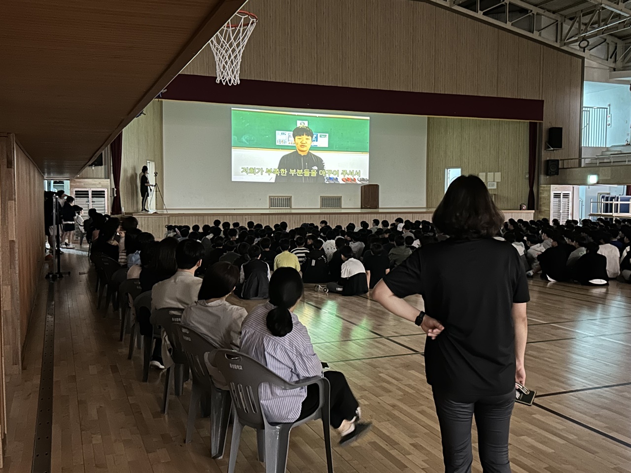 홍성중학교 학생들은 스승의날을 축하하는 영상을 통해 고마움을 전했다. 