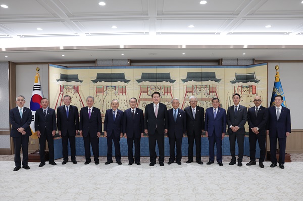 윤석열 대통령이 15일 서울 용산 대통령실 청사에서 한일 경제인 회의의 일본 대표단과 기념촬영을 하고 있다. 