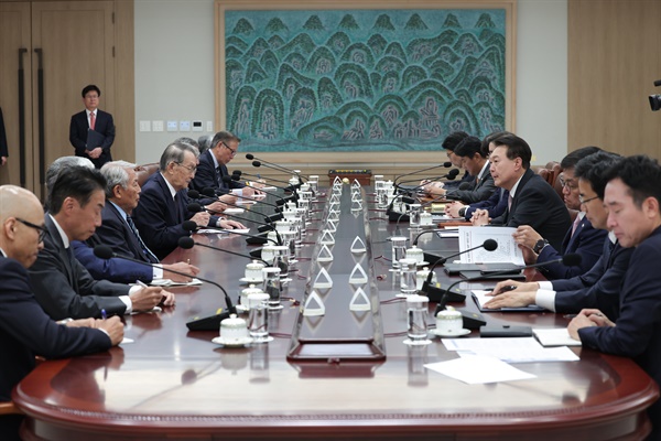  윤석열 대통령이 15일 서울 용산 대통령실 청사에서 한일 경제인 회의의 일본 대표단을 접견하고 있다. 