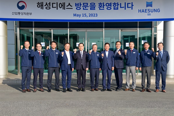 이창양 산업통상자원부장관, 박완수 경남도지사는 15일 반도체 생산 업체인 창원 해성디에스를 방문했다.