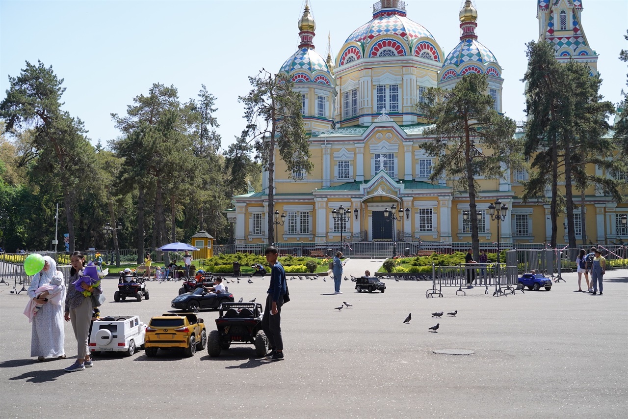 젠코프 성당 앞의 광장