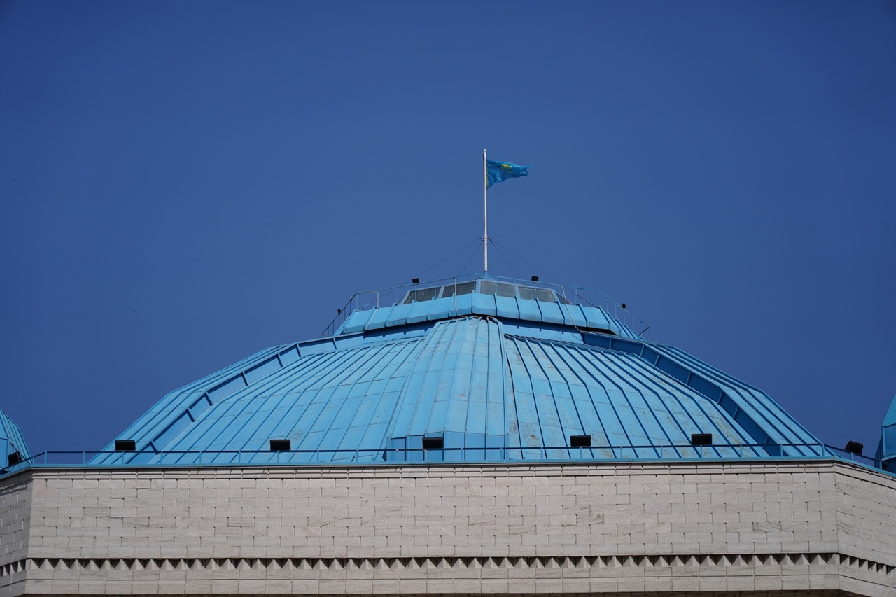 카자흐 국립박물관에 걸린 국기