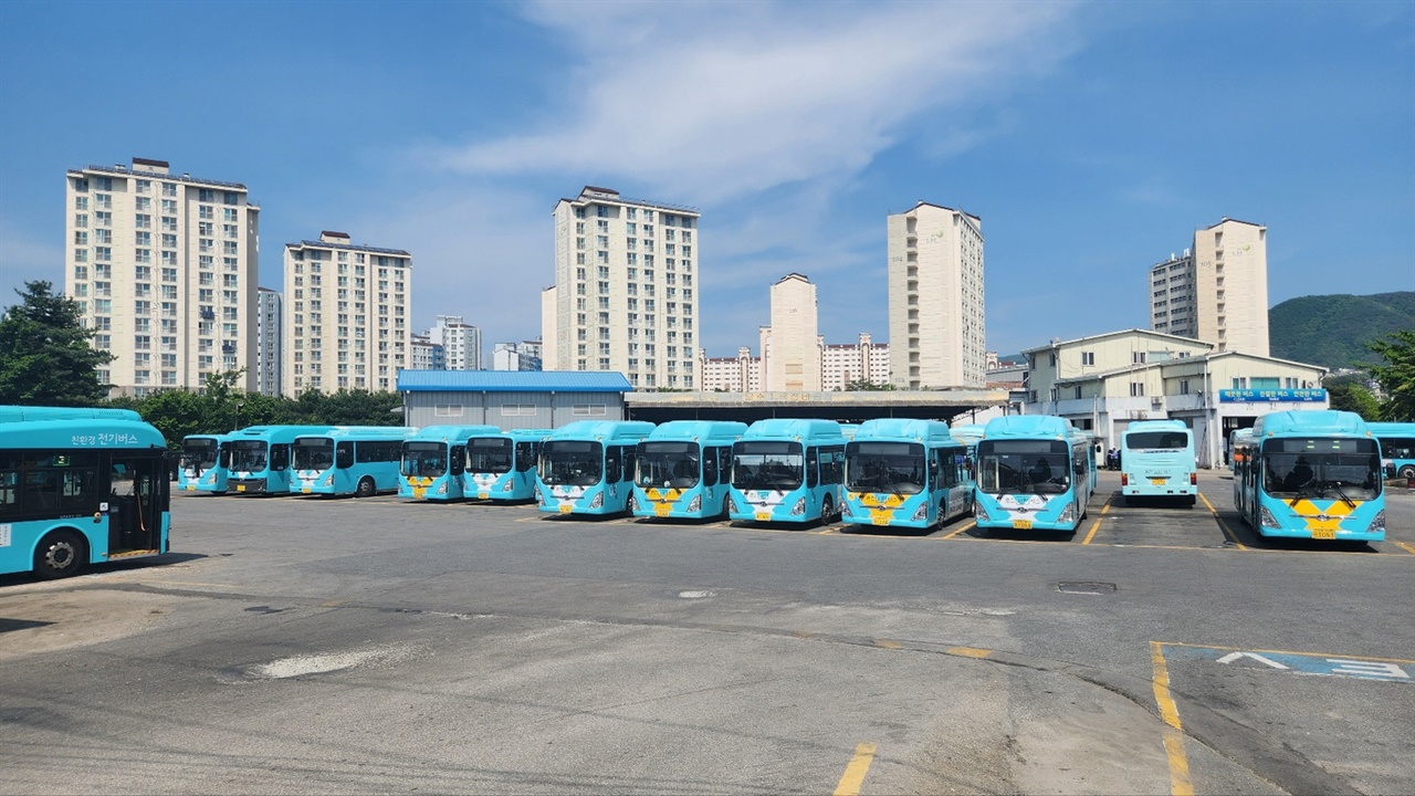 춘천시 동면에 위치한 춘천시민버스 차고지. 내달부터 기존의 운영체계가 준공영제로 돌입하게 된다.