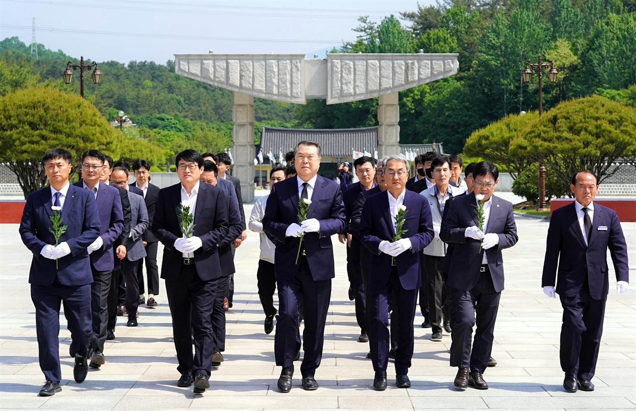 광주광역시체육회 전갑수 회장과 김영삼 사무처장을 비롯한 임직원들이 15일 오후 북구 운정동 국립 5·18민주묘지에 들어서고 있다.