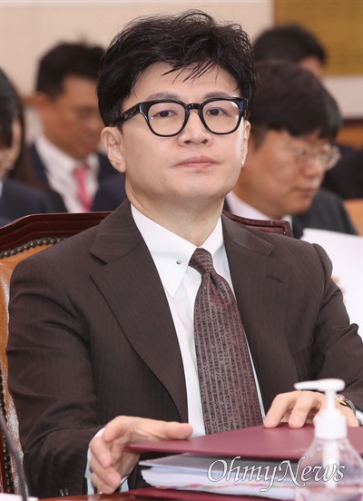한동훈 법무부 장관이 16일 서울 여의도 국회에서 열린 법제사법위원회 전체회의에 출석해 있다.