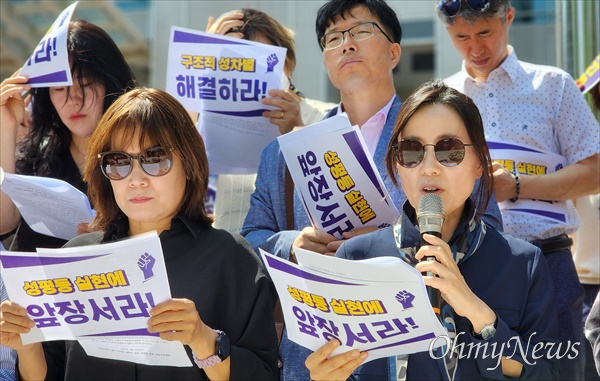 대전지역 30여개 대전지역 여성·시민·사회단체 및 진보정당 등은 16일 오전 대전시청 북문 앞에서 '여가부 폐지 저지와 성평등 정책 강화를 위한 대전공동행동 기자회견'을 열고 "성평등 걸림돌 윤석열·이장우·김현숙은 정신 차리고 성평등 실현에 앞장서라"고 촉구했다. 사진은 최영민 대전여성단체연합 공동대표의 발언 장면.
