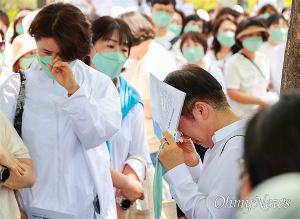  지난해 5월 16일 오전 윤석열 대통령이 간호법에 대해 거부권을 행사한 가운데, 용산구 대통령실앞에서 간호협회 등 간호법제정추진범국민운동본부 회원들이 항의 기자회견을 열었다. 대한간호협회 김영경 회장과 회원들이 눈물을 흘리고 있다.