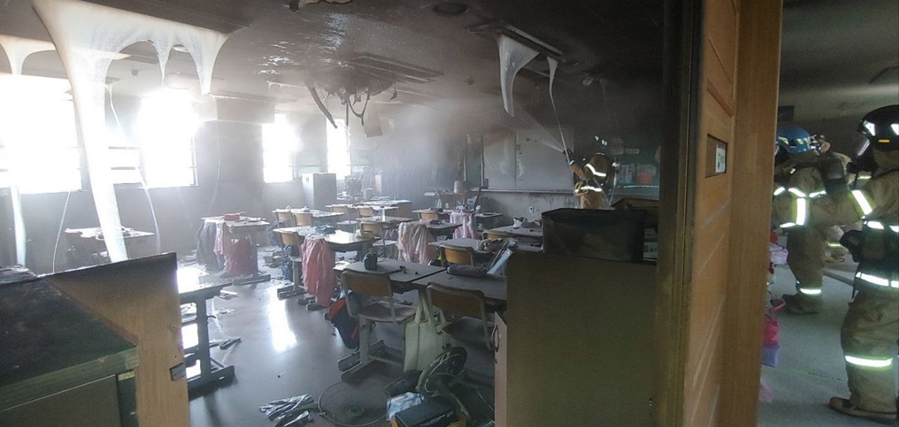 경기 용인시 고기동의 한 초등학교 교실에서 화재가 발행해 초등학생 14명이 연기를 흡입하는 피해가 발생했다.