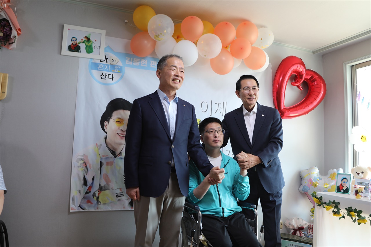 서산시 장애인 자립지원 시범사업 첫 입주자 서산1호 김동현씨가 지난 15일 신주공아파트에 보금자리를 마련했다.
