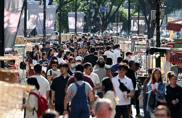 정부가 3년 4개월 만에 사실상 코로나19 '엔데믹'(endemic·풍토병으로 굳어진 감염병)을 선언한 후 첫 일요일인 5월 14일 오후 서울 명동거리가 붐비고 있다. 