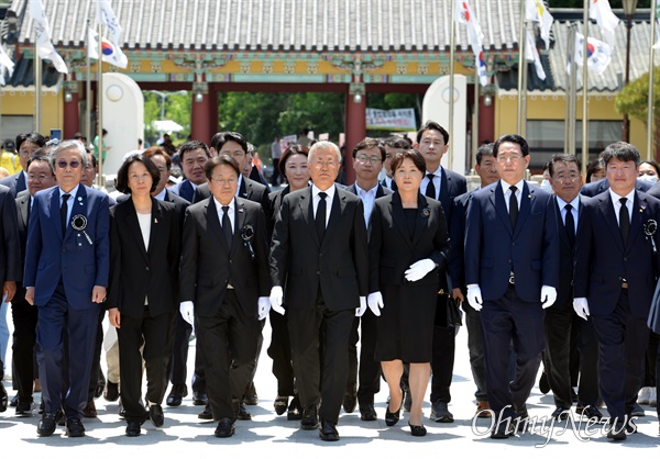  문재인 전 대통령 내외가 국립 5·18민주묘지 참배를 위해 민주의 문으로 들어서고 있다. 이날 참배에는 강기정 광주시장, 김영록 전남지사, 청와대 참모진 등이 동행했다.