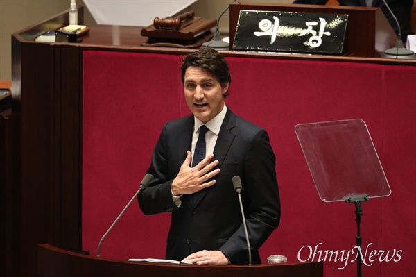 방한 중인 트뤼도 캐나다 총리가 17일 국회 본회의장에서 여야 의원들을 상대로 연설하고 있다. 