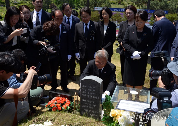 문재인 전 대통령 내외가 망월동 민족민주열사묘역에서 이한열 열사 묘소를 참배하고 있다.