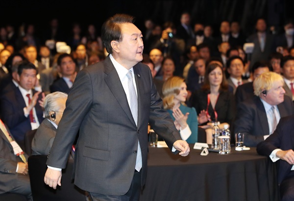 윤석열 대통령이 17일 서울 중구 신라호텔에서 열린 2023 아시안리더십콘퍼런스 개회식에서 축사하기 위해 연단으로 이동하고 있다.  