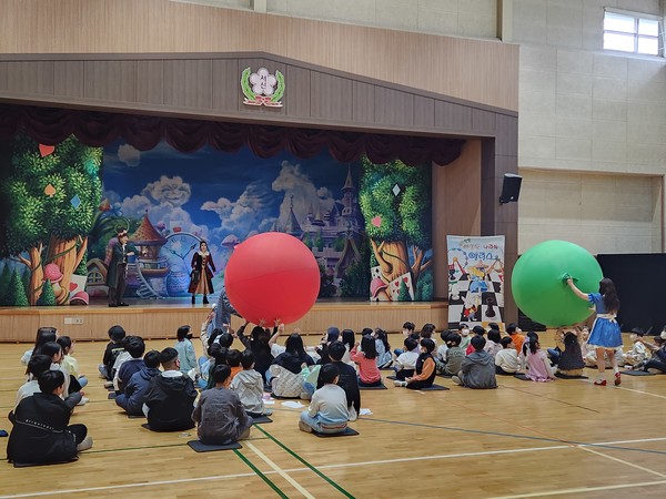  화성시는 초등학교 및 어린이집 등으로 뮤지컬을 활용한 교통안전교육을 실시했다. 