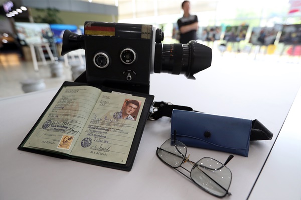 2017년 8월 21일 광주광역시청 1층 시민숲에서 열린 독일 언론인 위르겐 힌츠페터 추모사진전에 고인이 사용했던 여권과 안경, 영화 '택시운전사' 속 소품인 카메라가 전시돼 있다. 