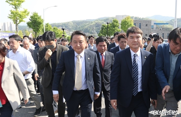 지난 16일 오후 진통 끝에 집회장을 빠져나온 김영환 충북지사가 시청사로 향하고 있다.