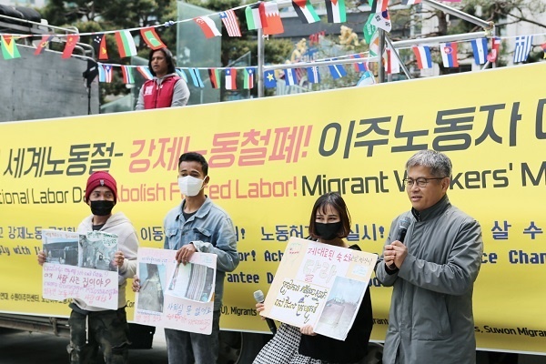 서울 용산역 광장에서 열린 세계노동절 이주노동자 대회에서 발언하는 노동자와 단체 활동가