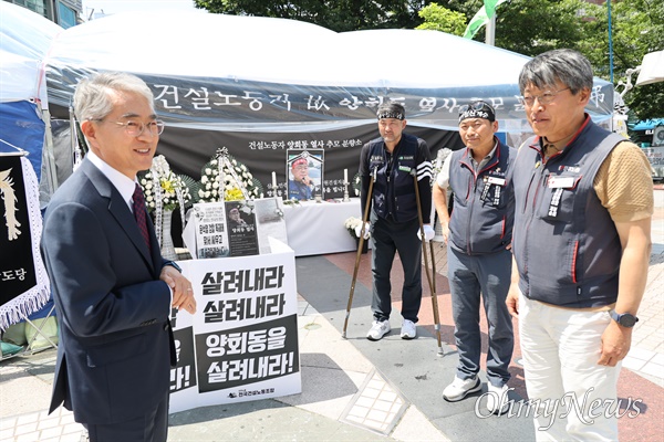 박종훈 경남도교육감이 17일 오후 창원 한서빌딩 앞 광장에 있는 고 양회동 건설노동자 시민분향소를 찾아 조문했다.