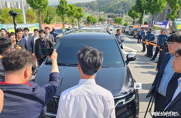 오후 3시21분 제천시청 앞에 도착한 김영환 지사가 차량에서 내리지 않자 안성국 제천시체육회장이 다가서고 있다. 