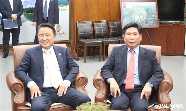김창규 제천시장(오른쪽)과 자리에 앉은 김영환 도지사.