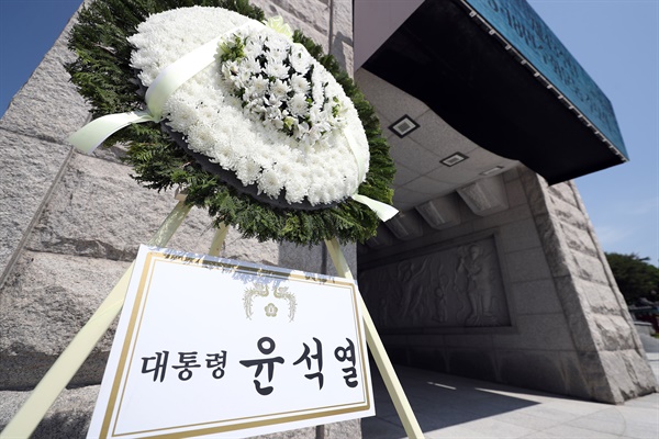 17일 오전 광주 북구 운정동 국립 5·18민주묘지에 윤석열 대통령의 추모화환이 놓여 있다. 