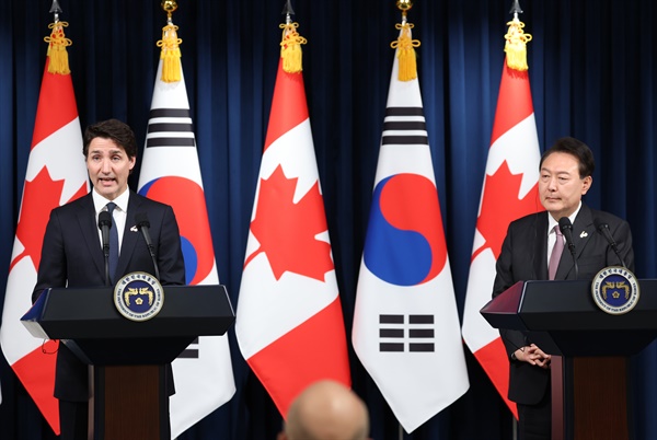 방한한 쥐스탱 트뤼도 캐나다 총리가 17일 서울 용산 대통령실에서 열린 윤석열 대통령과의 공동기자회견에서 발언하고 있다.