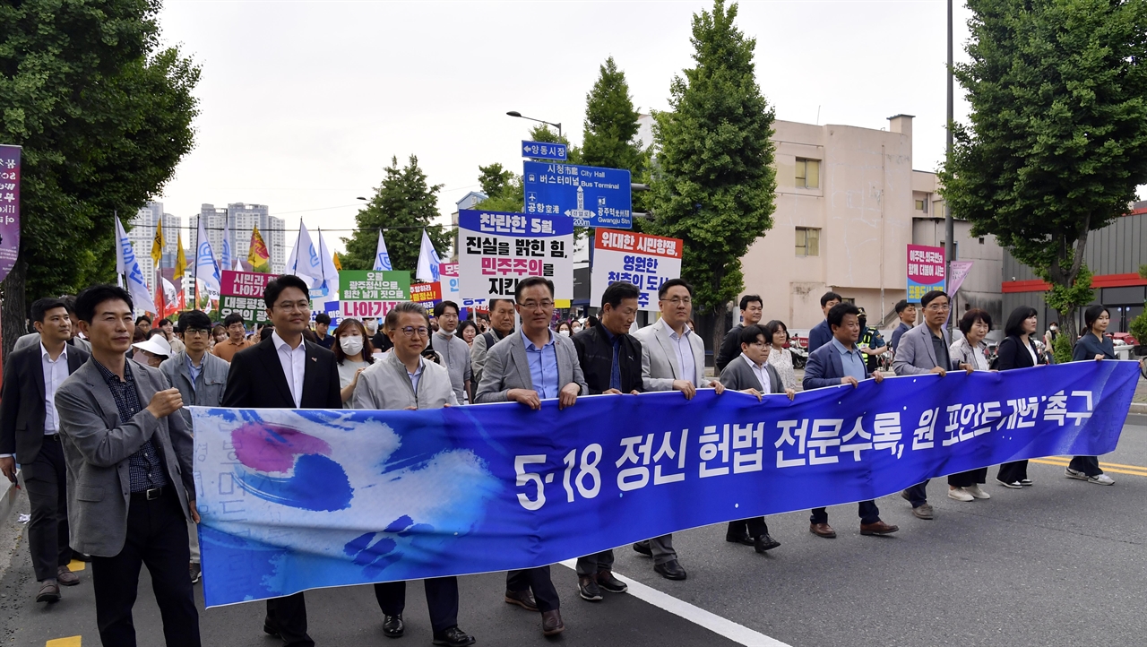 광주광역시 공직자 400여명이 제43주년 5·18민주화운동 전야제 민주평화대행진에 동참해 금남로를 걷고 있다.