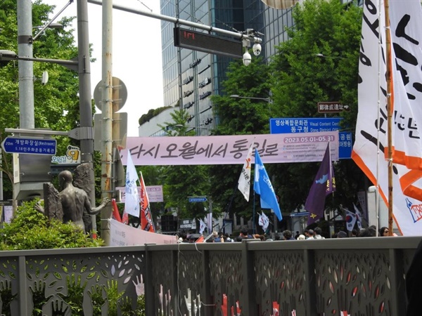 서울에서 5시간이 걸려 지인 4명이 함께 광주로 향했다. 광주에 도착하니 '정전 70년, 다시 오월에서 통일로'라는 문구가 눈길을 사로잡았다.