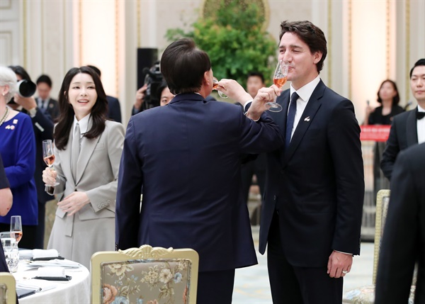 윤석열 대통령과 방한한 쥐스탱 트뤼도 캐나다 총리가 17일 청와대 영빈관에서 열린 공식 만찬에서 건배하고 있다.