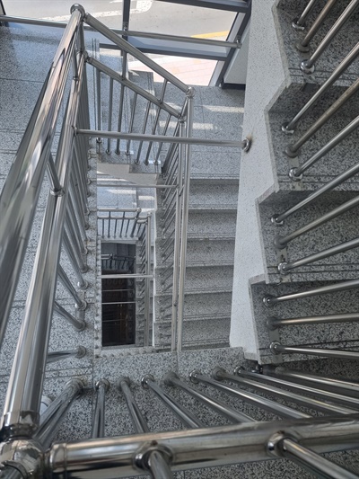 지난 4월 16일 대구 수성구의 한 호텔 예식장 계단 난간에서 26개월의 어린이가 떨어져 숨졌다. 호텔 측은 난간 사이를 보강했지만 그물망은 설치하지 않아 여전히 위태로워 보인다.