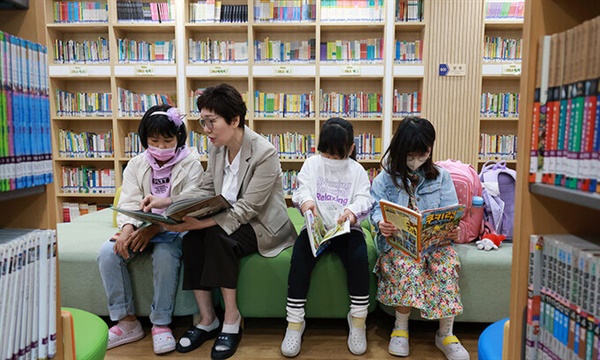 대전 보성초 독서실에서 돌봄전담사가 학생들에게 책을 읽어주고 있다