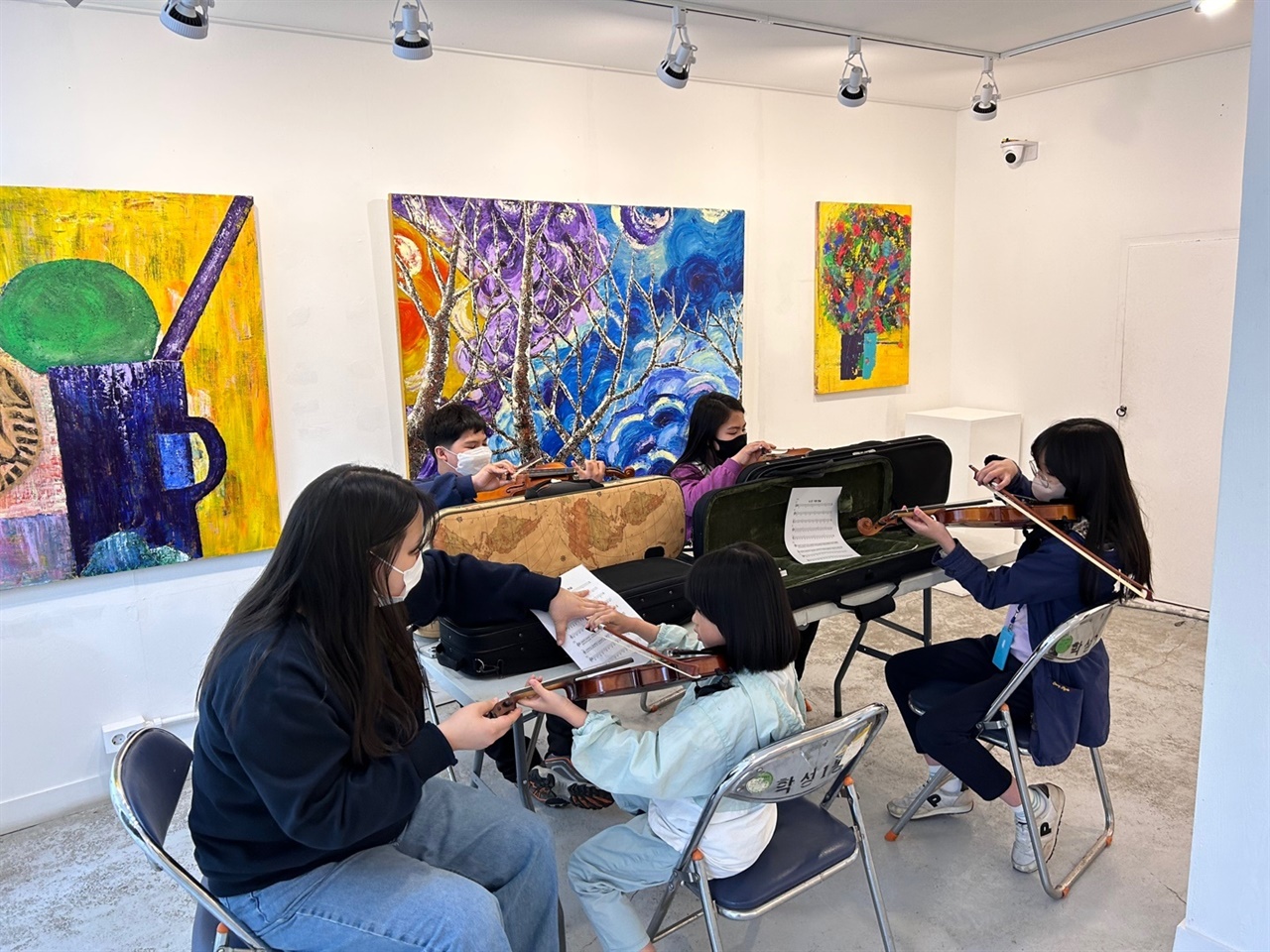 2020 공공미술프로젝트의 일환으로 마련된 '동네 미술관' 건물 내부에서 지역아동들을 위한 바이올린 수업이 진행되고 있다.