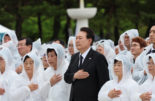 윤석열 대통령이 18일 광주 북구 국립5·18민주묘지에서 열린 제43주년 5·18민주화운동 기념식에서 국기에 경례하고 있다.