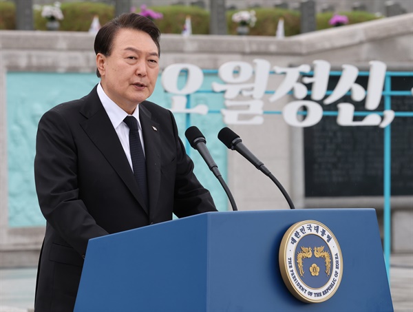 윤석열 대통령이 18일 광주 북구 국립5·18민주묘지에서 열린 제43주년 5·18민주화운동 기념식에서 기념사를 하고 있다. 