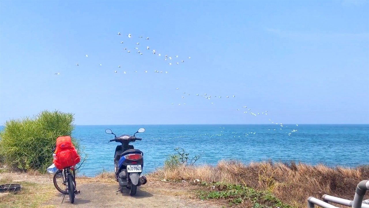 대만 남부 핑둥현 최남점을 찾아 가는 길. 최남단을 찾아 가는 수많은 차량과 오토바이가 달리는 도로를 따라 끝없는 수평선이 이어진다.