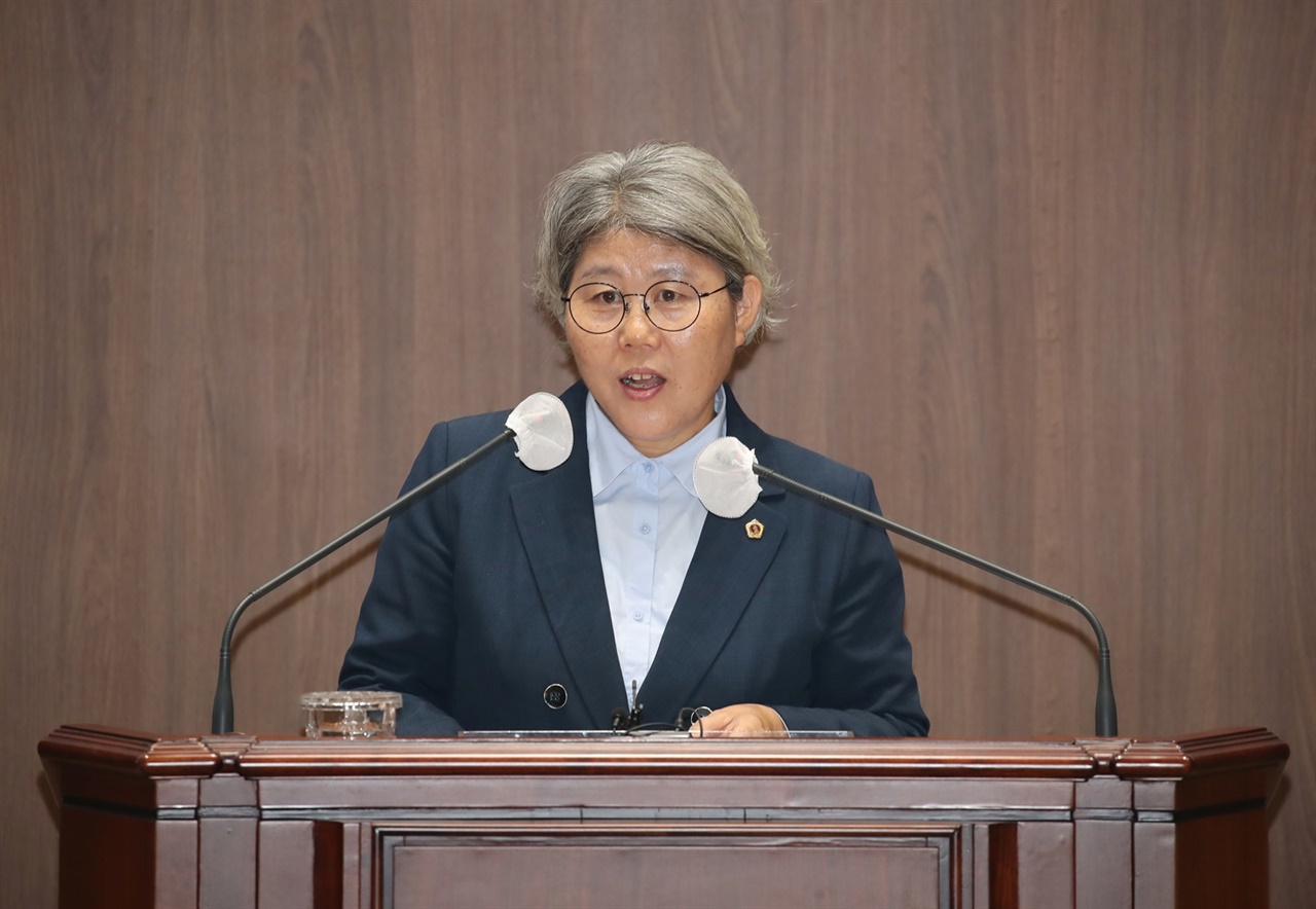 충남도의회 김명숙 의원이 18일 5분발언에서 전기요금 지역거리차등제 도입에 행정력을 모을 것을 촉구하고 있다. 
