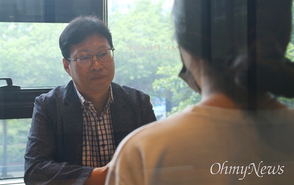 대구 한 호텔 난간에서 추락사한 박다원양의 어머니 김은영씨가 18일 <오마이뉴스>를 만나 인터뷰하고 있다. 
