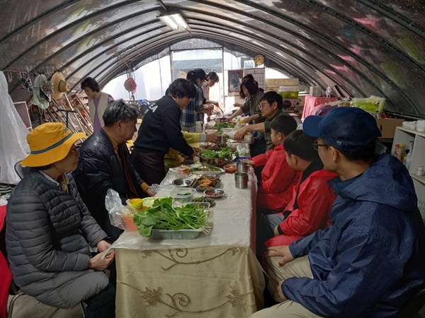 토종씨드림 인천토종학교 회원들이 모여 식사를 하고 있다. 먹거리는 회원들이 직접 농사지은 것들이다