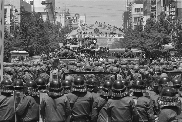 1980년 5월 21일 전두환계엄군의 전남도청 앞 집단발포 직전 모습으로 추정되는 모습. 5.18기념재단 사진아카이브 50-05번 사진이다.