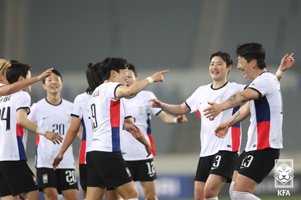  콜린 벨 감독이 이끄는 한국 여자축구 대표팀 선수들 