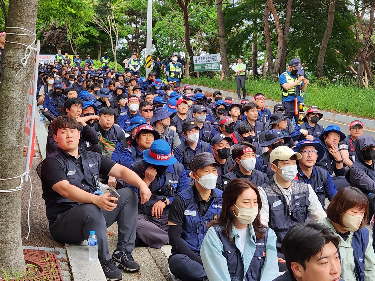 지난 18일 주최측 추산 500여명의 노동자들이 당진경찰서 앞에 모여 항의 집회를 열었다. 