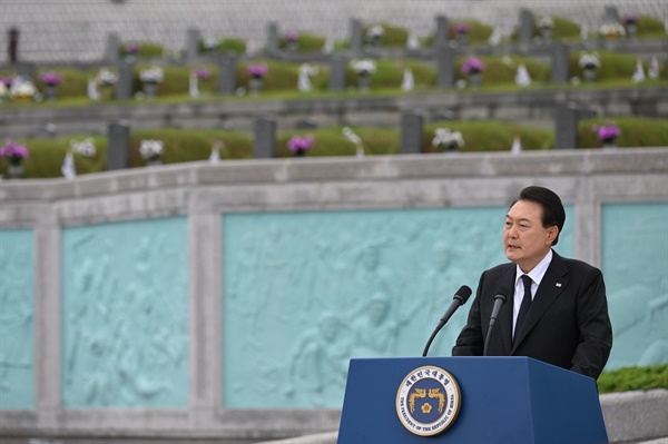 윤석열 대통령이 18일 광주 북구 국립 5·18민주묘지에서 열린 제43주년 5·18민주화운동 기념식 '오월정신 국민과 함께'에서 기념사를 하고 있다. 
