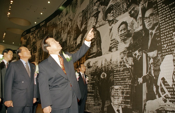 1995년 2월 4일 김영삼 대통령이 예술의 전당 한가람미술관에서 열린 '이승만과 나라세우기' 전시회 개막식에 참석, 개막테이프를 끊은뒤 전시물을 관람하고 있다.