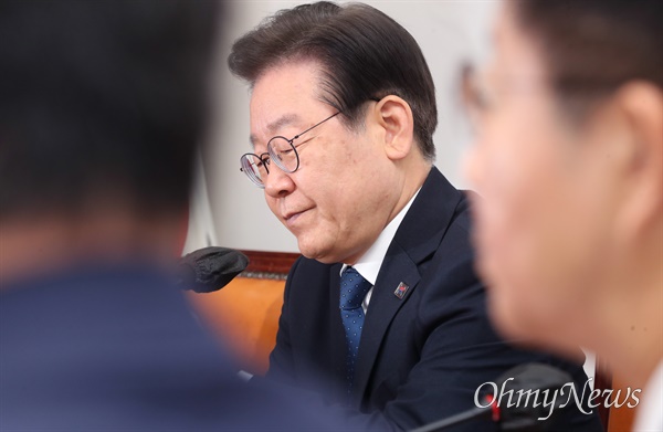 이재명 더불어민주당 대표가 19일 서울 여의도 국회에서 열린 최고위원회의에서 발언을 마치고 있다.