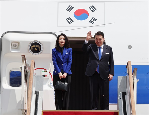 일본 히로시마에서 열리는 주요 7개국(G7) 정상회의에 참석하는 윤석열 대통령과 김건희 여사가 19일 성남 서울공항에서 공군 1호기에 오르고 있다. 