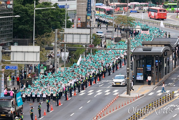 집회를 마친 뒤 참가자들이 서울역을 향해 행진하고 있다.